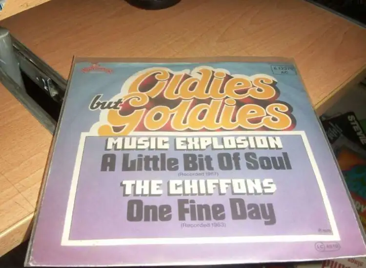 SINGLE MUSIC EXPLOSION A LITTLE BIT OF SOUL THE CHIFFONS ONE FINE DAY ansehen