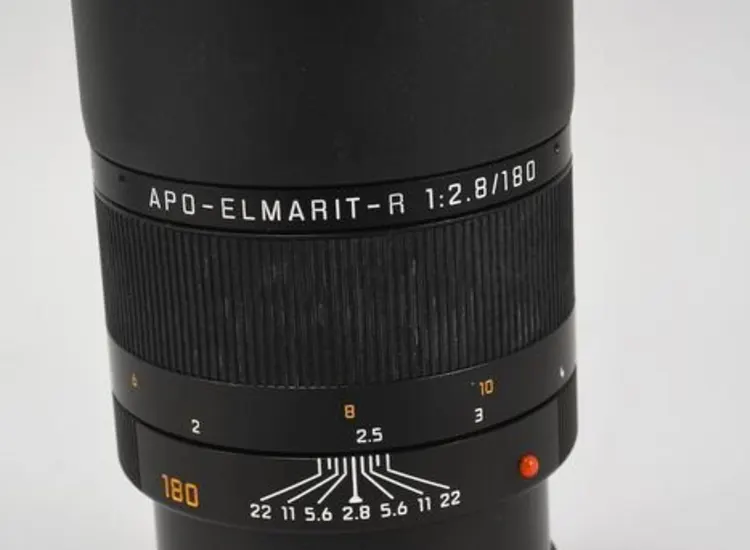 Leica Apo-Elmarit-R 1:2.8/180 Objektiv, mit Ledertasche ansehen