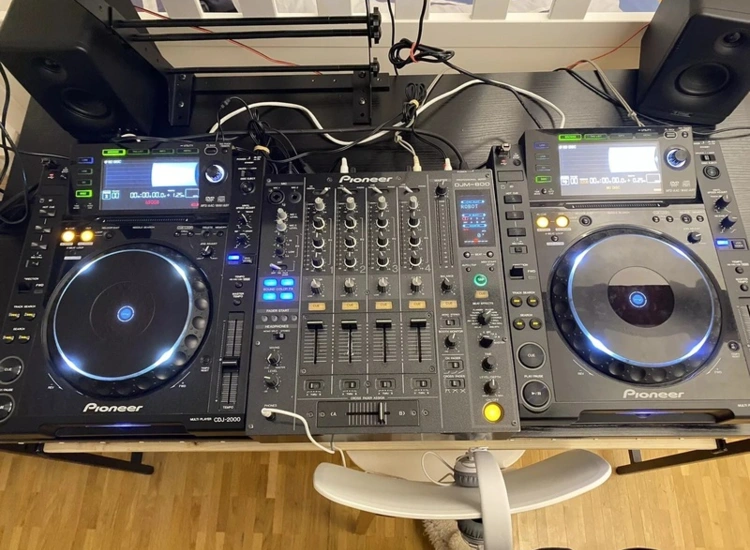 Djm 800 Pioneer+ 2x DDJ 2000 + Djm 250 km2 ansehen