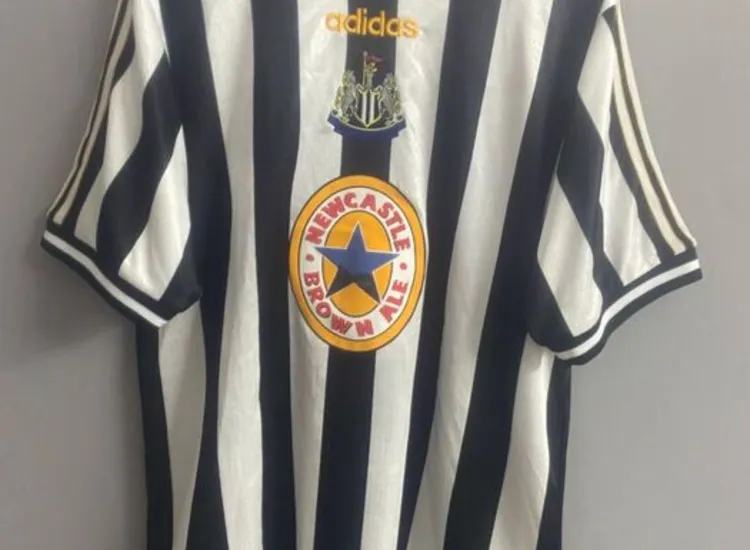 Newcastle United Retro Trikot ansehen